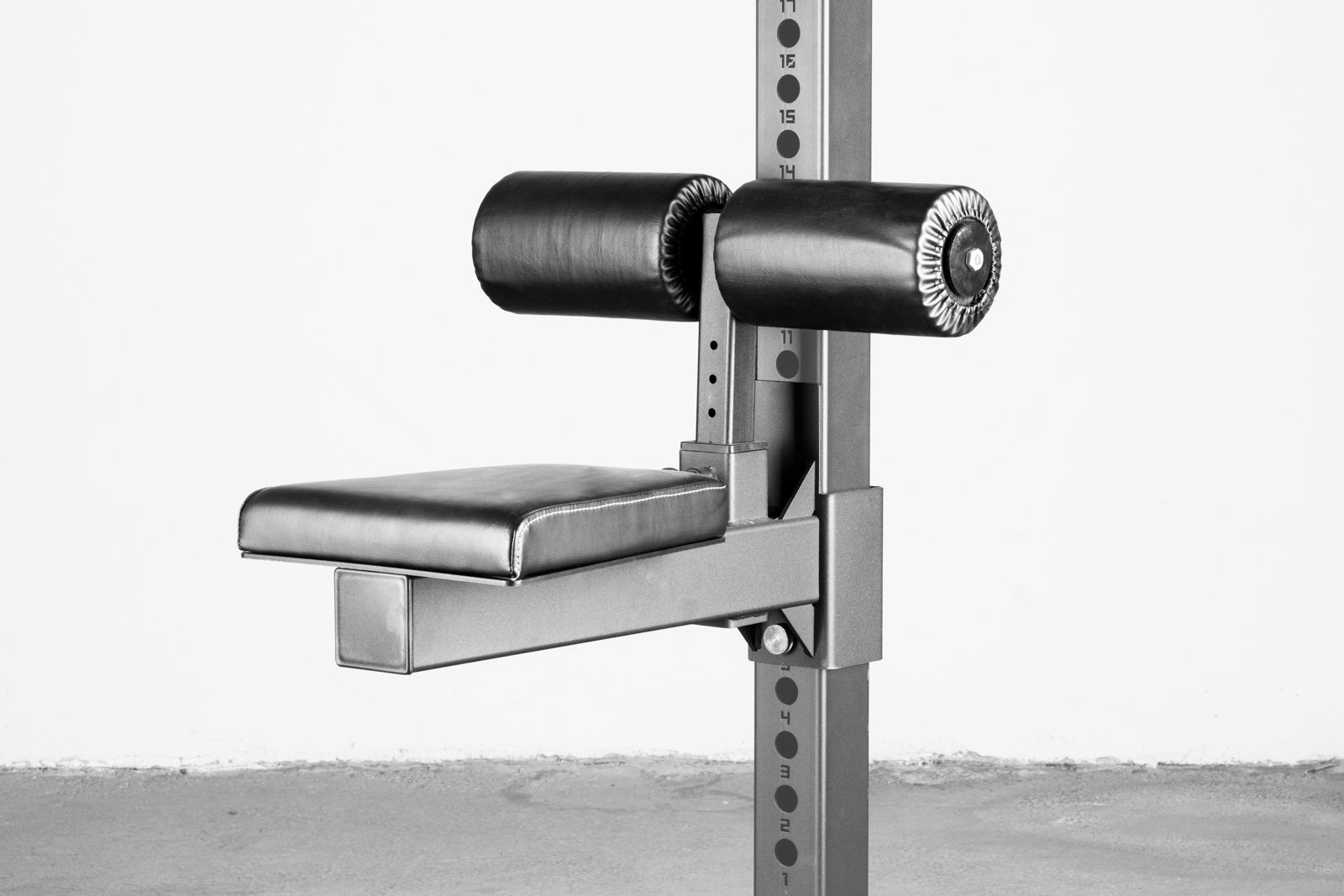 Quick fit seat for pulley stations
